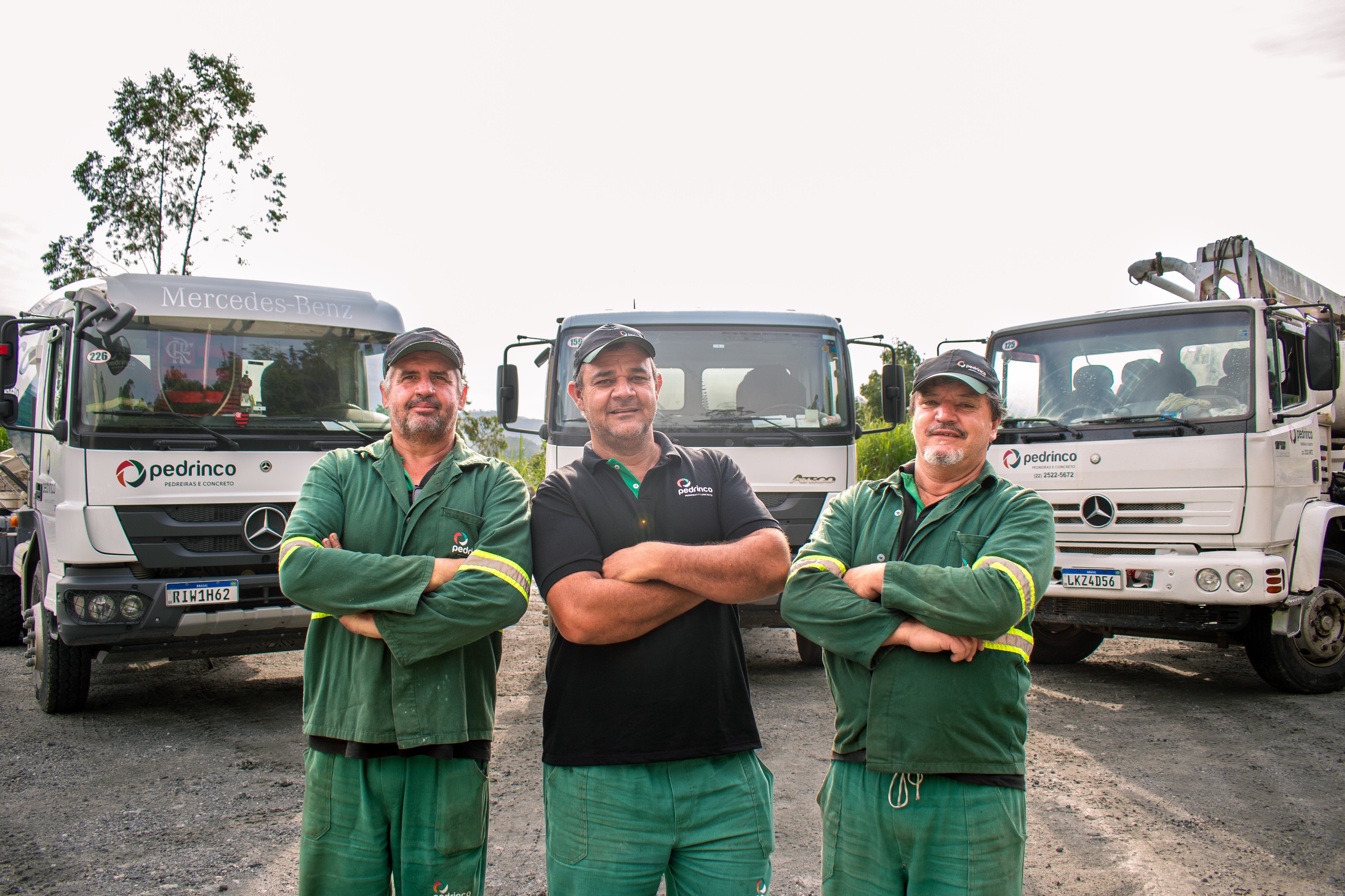3 profissionais e seus caminhões